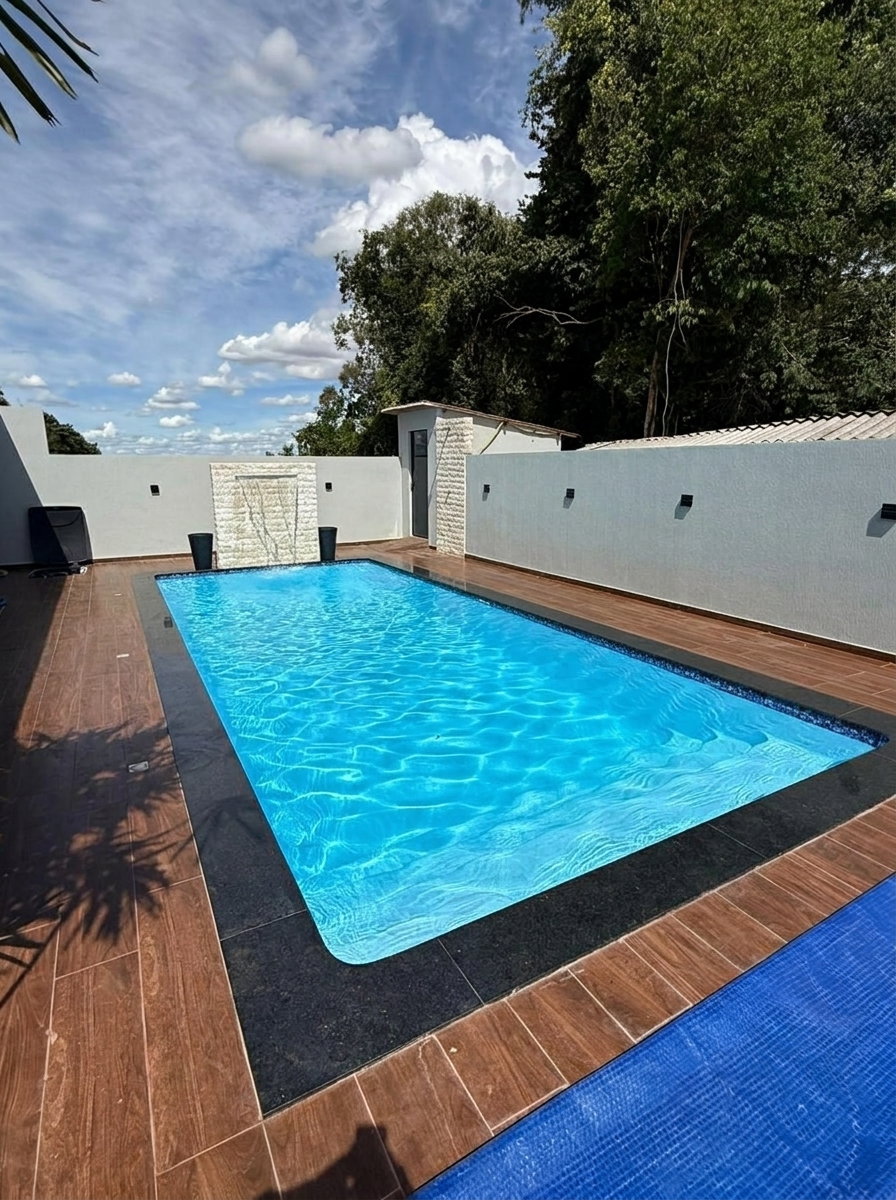 Piscina moderna com iluminação subaquática e deck amplo